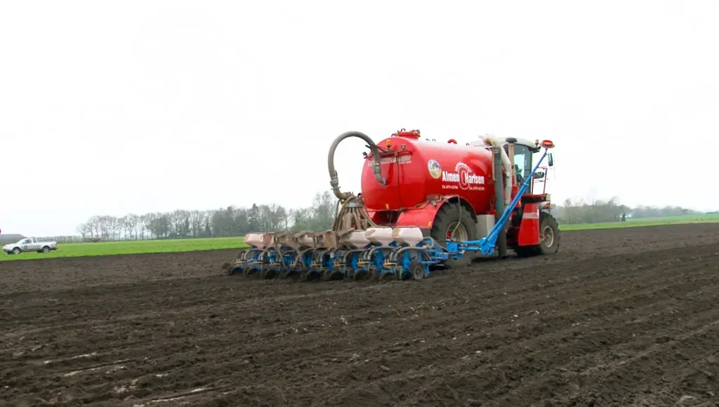 Slootsmid SRB rijenbemester aan het werk op bouwland