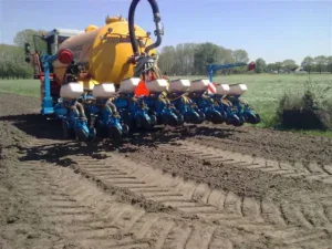 Slootsmid SRB rijenbemester aan het werk op bouwland