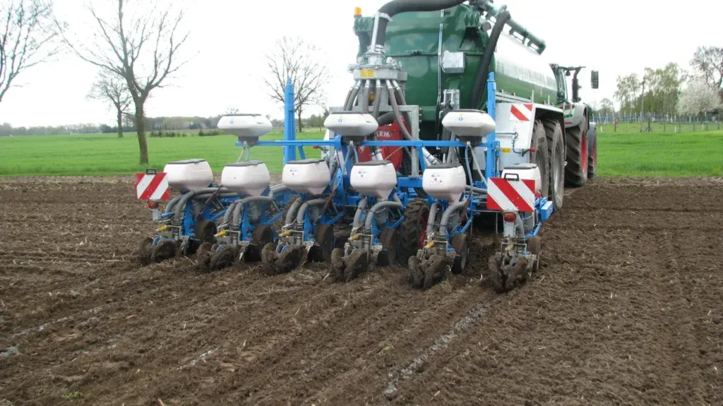 Slootsmid SRB rijenbemester aan het werk op bouwland