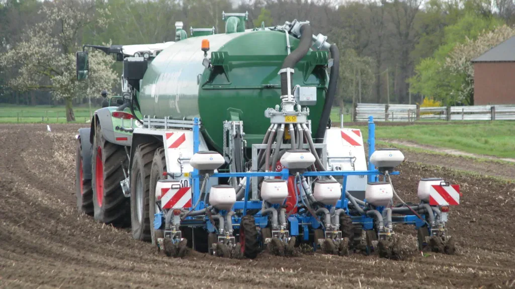 Slootsmid SRB rijenbemester aan het werk op bouwland