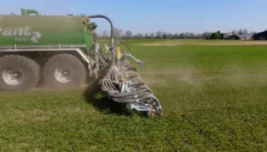 Slootsmid SGB Groelandbemester in actie op grasland voor efficiënte mestverdeling