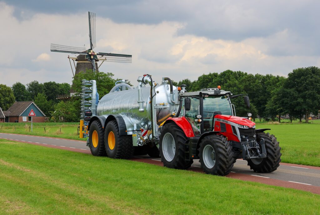 Massey Ferguson met Slootsmid Sigma mesttank