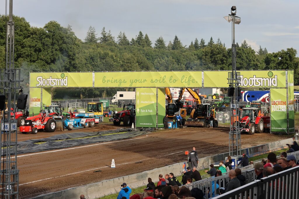 Startboog in Slootsmid huisstijl tijdens de 40e editie van Tractorpulling Lochem 2025