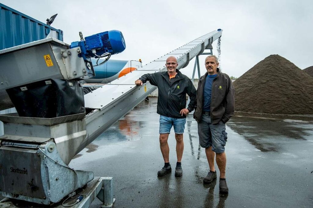 Jan Schuttert En Bennie Seine Bij Mestscheider Gea Slootsmid. Detail